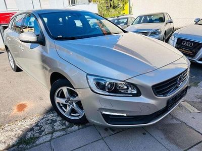 Gebraucht Volvo V60 Business Edition 150 PS (110 kW) 2016 Luminous sand / metallic Kombi