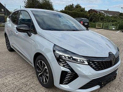 Grau Gebraucht 2024 Renault Clio V Evolution Limousine | 19.900 € (Etwas zu teuer)