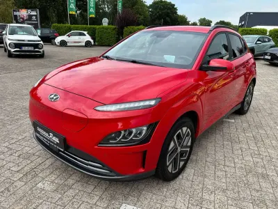 Gebraucht Hyundai Kona Trend 150 kW (204 PS) 2021 Engine red SUV