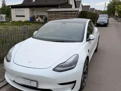 Käytetty Tesla Model 3