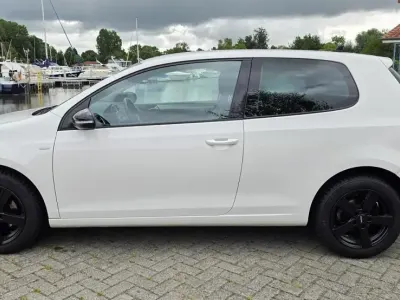 Gebraucht VW Golf VI 105 PS (77 kW) 2012 Weiß Kleinwagen