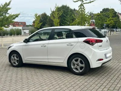 Gebraucht Hyundai i20 75 PS (55 kW) 2017 Weiß Limousine