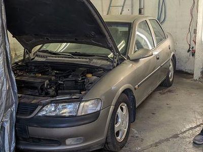 Usata Opel Vectra Comfort 101 CV (74 kW) 1999 Beige Berlina