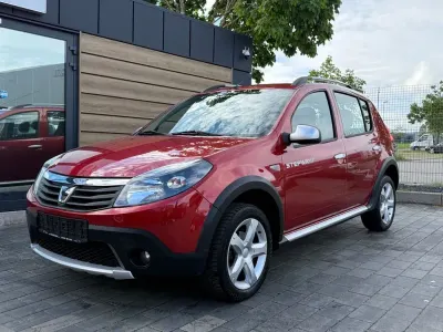 Używany Dacia Sandero Stepway 84 KM (61 kW) 2012 Czerwony Sedan/Limuzyna