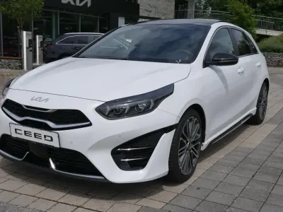 Neu Kia Ceed GT GT-Line 140 PS (102 kW) 2025 Deluxeweiss metallic Limousine