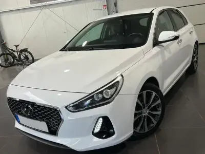 Gebraucht Hyundai i30 140 PS (102 kW) 2017 Polar white / sol Limousine