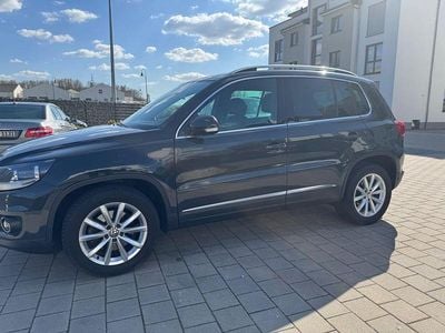 Gebraucht VW Tiguan LOUNGE 125 PS (91 kW) 2015 Grau SUV