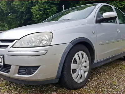 Używany Opel Corsa 60 KM (44 kW) 2005 Srebrny Hatchback