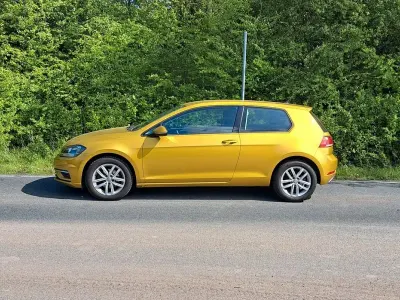 Gebraucht VW Golf VII Comfortline 86 PS (63 kW) 2018 Gold Limousine