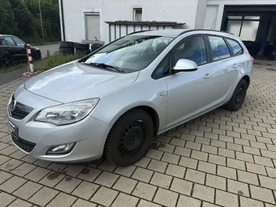 Gebraucht Opel Astra Edition 140 PS (102 kW) 2011 Silber Kombi