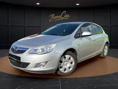 Używany Opel Astra Design Edition 116 KM (85 kW) 2011 Srebrny Sedan/Limuzyna