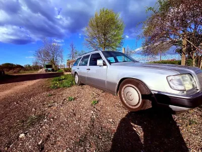 Gebraucht Mercedes E220 150 PS (110 kW) 1994 Silber Kombi