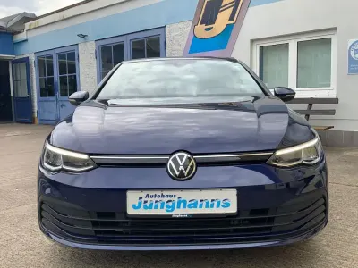 Gebraucht VW Golf VIII Life 131 PS (96 kW) 2021 Blau Limousine