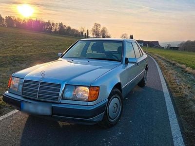 Gebraucht Mercedes E250 95 PS (69 kW) 1993 Silber Limousine