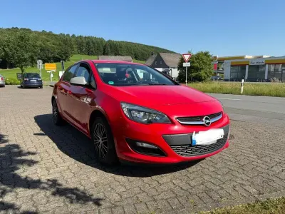 Gebraucht Opel Astra Edition 116 PS (85 kW) 2015 Rot Limousine