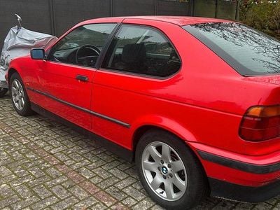 Begagnad BMW 316 Compact 105 HK (77 kW) 1999 Röd Halvkombi