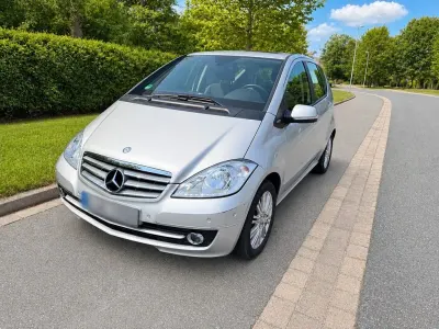 Gebraucht Mercedes A180 Elegance 116 PS (85 kW) 2010 Silber Van / Kleinbus