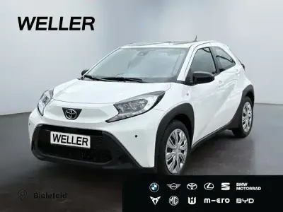 Gebraucht Toyota Aygo X Play 72 PS (52 kW) 2023 Pure) white ii (weiss SUV