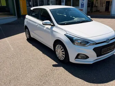 Gebraucht Hyundai i20 84 PS (61 kW) 2020 Weiß Kleinwagen