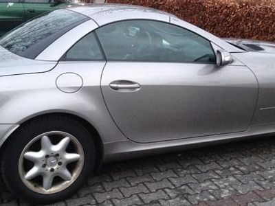Grau metallic Gebraucht 2005 Mercedes SLK200 Cabrio | 15.800 €