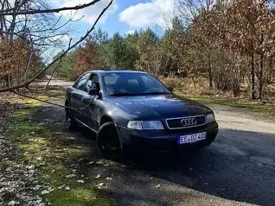 Używany Audi A4 101 KM (74 kW) 1995 Czarny Sedan/Limuzyna