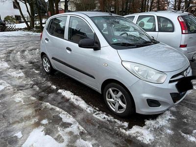 Silber Gebraucht 2011 Hyundai i10 Kleinwagen | 2.200 €
