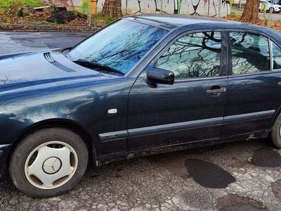 Gebraucht Mercedes E220 Classic 125 PS (91 kW) 1999 Schwarz Limousine