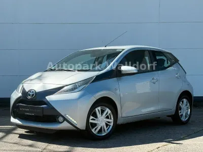 Second-hand Toyota Aygo X-play 69 CP (50 kW) 2014 Argintiu Hatchback