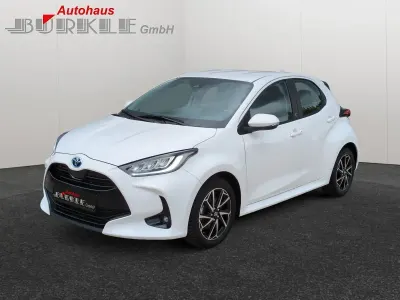 Gebraucht Toyota Yaris Hybrid Team 116 PS (85 kW) 2023 Weiß Kleinwagen
