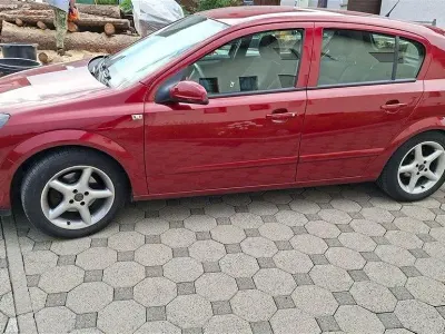 Gebraucht Opel Astra 75 PS (55 kW) 2006 Rot Limousine