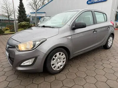 Gebraucht Hyundai i20 Trend 101 PS (74 kW) 2013 Grau Kleinwagen