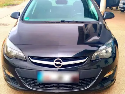 Gebraucht Opel Astra 140 PS (102 kW) 2014 Schwarz Limousine