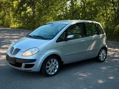 Gebraucht Lancia Musa 95 PS (69 kW) 2004 Silber Van / Kleinbus