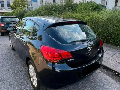 Gebraucht Opel Astra 110 PS (80 kW) 2011 Schwarz Limousine
