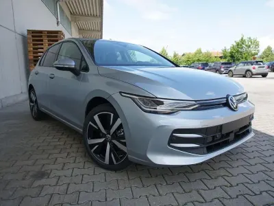 Neu VW Golf VIII Life 116 PS (85 kW) 2025 Oyster silver metallic Limousine
