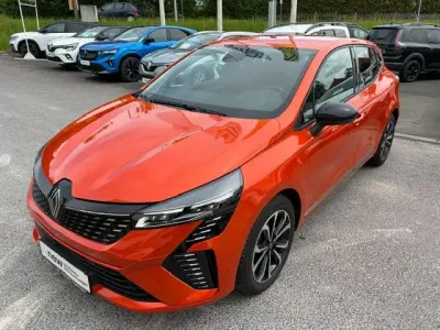 Używany Renault Clio V Techno 91 KM (66 kW) 2023 Pomarańczowy Sedan/Limuzyna