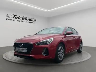 Gebraucht Hyundai i30 Intro Edition 120 PS (88 kW) 2017 Rot Limousine