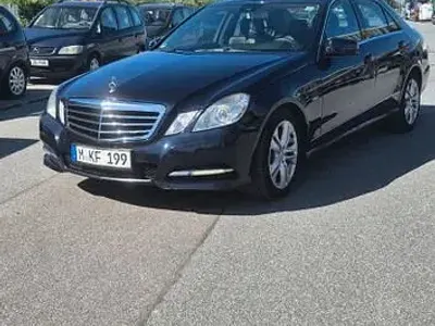 Gebraucht Mercedes E220 Avantgarde 170 PS (125 kW) 2010 Blau Limousine