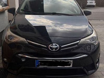 Gebraucht Toyota Avensis Comfort 143 PS (105 kW) 2015 Schwarz Kombi
