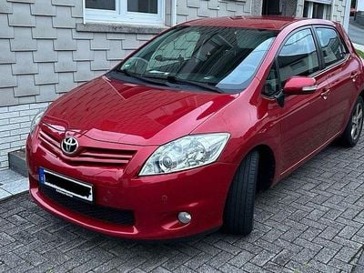Second-hand Toyota Auris Executive 132 CP (97 kW) 2011 Roșu Hatchback