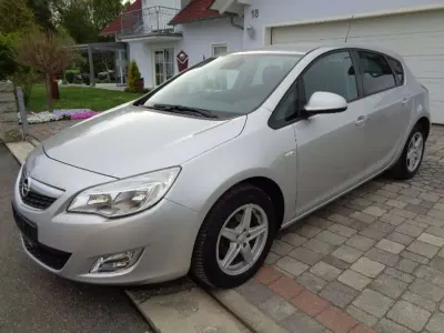 Gebraucht Opel Astra Design Edition 140 PS (102 kW) 2011 Argonsilber Limousine