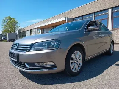 Second-hand VW Passat Comfortline 105 CP (77 kW) 2012 Maro Berlinǎ