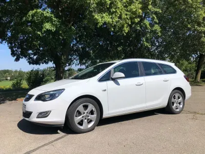 Gebraucht Opel Astra Edition 125 PS (91 kW) 2011 Weiß Kombi