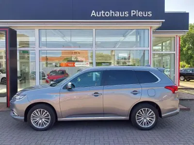 Gebraucht Mitsubishi Outlander P-HEV Intro Edition 135 PS (99 kW) 2018 Platinumgrau SUV