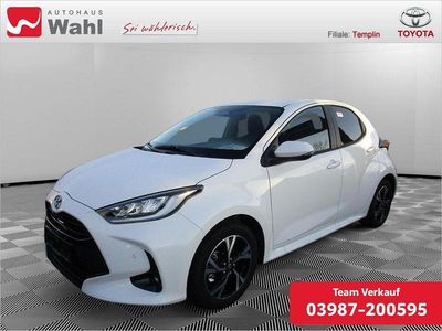 Weiß Neu 2025 Toyota Yaris Hybrid Limousine | 26.138 € (Fairer Preis)