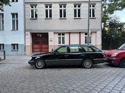 Second-hand Mercedes 220 110 CP (80 kW) 1995 Bej Break