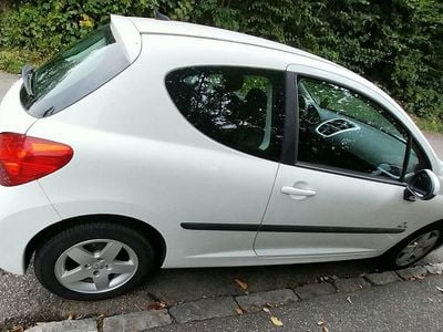 Gebraucht Peugeot 207 Urban Move 95 PS (69 kW) 2009 Weiß Limousine