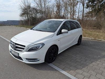 Gebraucht Mercedes B200 AMG Edition 1 156 PS (114 kW) 2012 Weiß Van / Kleinbus