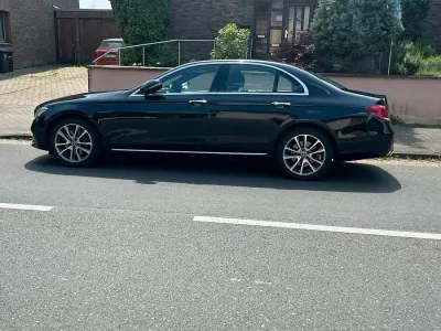 Gebraucht Mercedes E300 192 PS (141 kW) 2019 Schwarz Limousine