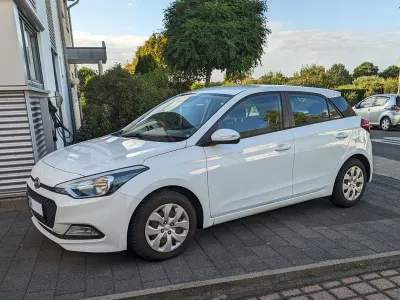 Gebraucht Hyundai i20 Classic 75 PS (55 kW) 2015 Weiß Limousine